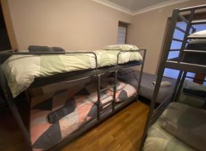 מיטה או מיטות קומותיים בחדר ב-Dublin Airport Big rooms with bathroom outside room - kitchen only 7 days reservation