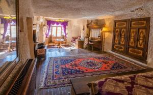 Postel nebo postele na pokoji v ubytování Cappadocia Gamirasu Cave Hotel