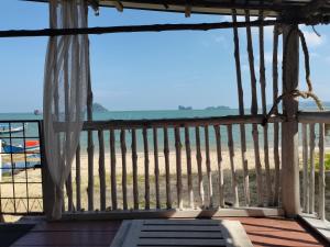 Blick auf den Strand von der Veranda eines Strandhauses in der Unterkunft Bluewave Sea Out Seaview Homestay in Kuah