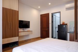 Televízia a/alebo spoločenská miestnosť v ubytovaní Nguyên Hương Hotel