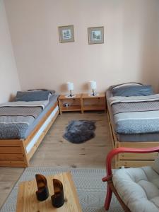 Zimmer mit 3 Betten und Schuhen auf dem Boden in der Unterkunft Ferienwohnung Manta in Dillingen an der Saar