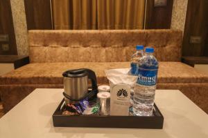 un vassoio con due bottiglie d'acqua su un tavolo di Mohar Residency a kolkata