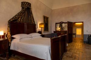 ein Schlafzimmer mit einem großen Bett mit Baldachin in der Unterkunft Castello Di Semivicoli in Casacanditella