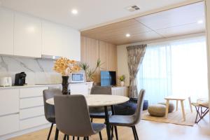 CBD Japanese Retreat 2BR 1P Brekky Wifi Netflix的厨房或小厨房