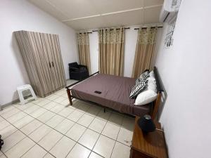 - une chambre avec un lit et du carrelage dans l'établissement 23 Residence Thalassa,, à Belle Mare