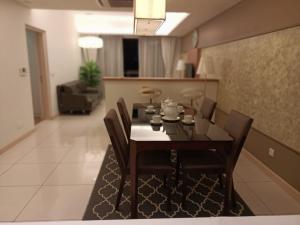 - une table à manger et des chaises dans le salon dans l'établissement Royal Suite, à Kuala Lumpur