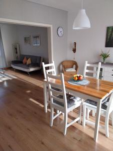 cocina y comedor con mesa de madera y sillas en Ferienwohnung Manta, en Dillingen an der Saar