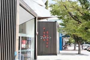 堪培拉CBD Japanese Retreat 2BR 1P Brekky Wifi Netflix的侧面有标志的建筑物