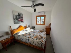1 dormitorio con 1 cama y ventilador de techo en Contemporary House in Cabo Roig, en Playas de Orihuela