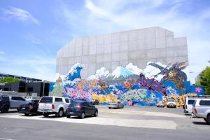 un edificio con un murale sul lato di CBD Japanese Retreat 2BR 1P Brekky Wifi Netflix a Canberra
