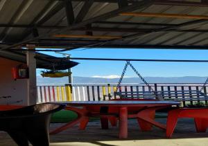 einem Picknicktisch mit Schaukel auf einer Terrasse in der Unterkunft KASANA CLUB MUSSOORIE in Masuri
