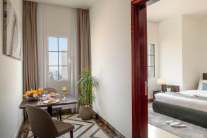Uma cama ou camas num quarto em Somerset Al Mansoura Doha