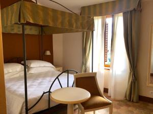 Postel nebo postele na pokoji v ubytování Hotel Villa San Lucchese
