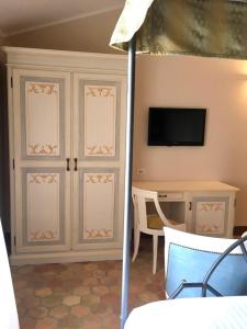 TV a/nebo společenská místnost v ubytování Hotel Villa San Lucchese