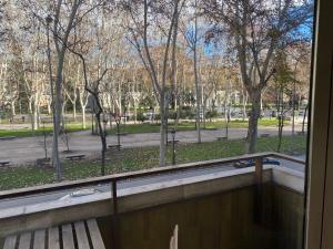 een raam met uitzicht op een park bij Lujoso apto Paseo Del Prado in Madrid