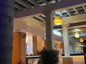 Krabi Front Bay Resort في مينْغكرابي: لوبي فيه اعمدة وثريا في مبنى
