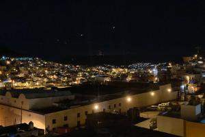 widok na miasto w nocy z oświetleniem w obiekcie New house in historic center, close to amenities. w mieście Zacatecas