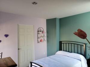 1 dormitorio con 1 cama con paredes azules en New house in historic center, close to amenities. en Zacatecas