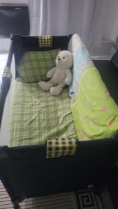 ein Teddybär auf einem Bett in der Unterkunft Sweet Home by Schonnebeck in Essen