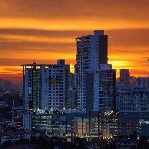 UTM Hotel & Residence في كوالالمبور: أفق المدينة مع المباني الطويلة عند غروب الشمس