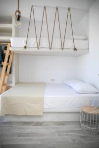 Postel nebo postele na pokoji v ubytování White Nadora Naxos Villa