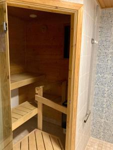 uma sauna com prateleiras de madeira no chuveiro em RovaniemiApartment 2 bedroom, livingroom, sauna em Rovaniemi