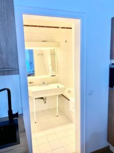 ein Bad mit einem Waschbecken und einem Spiegel in der Unterkunft BRANDNEW - Executive Apartement 1 in Bad Gastein