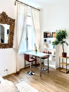 sala de estar con mesa y espejo en BRANDNEW - Executive Apartement 1 en Bad Gastein