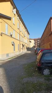 ein Auto, das neben einem gelben Gebäude parkt in der Unterkunft Bilocale Del Borgo - SELF CHECKIN H24 in Bologna