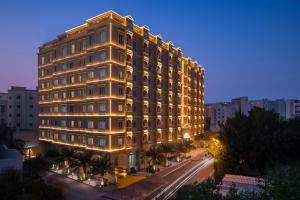 um edifício alto com luzes ao lado em Somerset Al Mansoura Doha em Doha