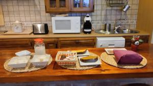 um balcão de cozinha com comida numa mesa de madeira em Hotel La Casa Chacinera em Candelario