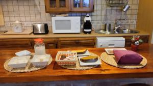 a kitchen counter with food on a wooden table at Hotel La Casa Chacinera in Candelario