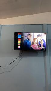 En tv och/eller ett underhållningssystem på Casa Tabacon cr