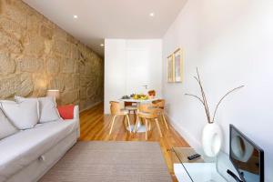 - un salon avec un canapé et une table dans l'établissement Oporto Cosy Apartment, à Porto