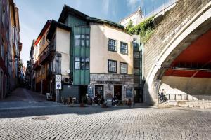 un bâtiment situé dans une rue à côté d'un pont dans l'établissement Oporto Cosy Apartment, à Porto