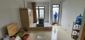 um homem parado numa sala de estar olhando pela janela em 516Home2 em Hanói