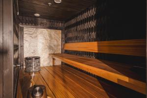 a sauna with a wooden bench in a room at Villa Michele in Levi