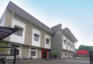 ジャカルタにあるARCS House Pakubuwono by Jambuluwukの赤い扉が目の前にある建物
