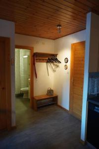 pasillo de una habitación con baño y aseo en Grosszügige Ferienwohnung für 1-6 Gäste en Evolène