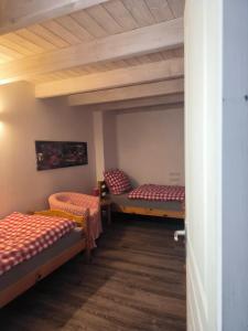een kamer met 2 stapelbedden en een houten plafond bij Le Stadl Vosges in Jussarupt