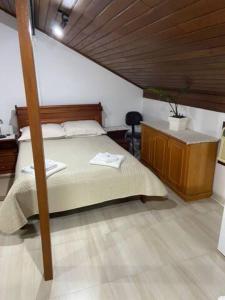 Un dormitorio con una cama y un techo de madera. en Casa Leicht - Quarto Família, en Blumenau 1 foto más