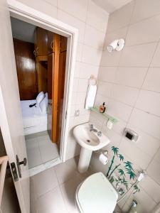 Apartamento Área Nobre no Recreio dos Bandeirantes في ريو دي جانيرو: حمام صغير مع مرحاض ومغسلة