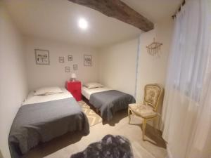 Postel nebo postele na pokoji v ubytování Le Domaine Sainte Raffine, piscine, charme et insolite