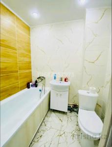 uma casa de banho com um WC, uma banheira e um lavatório. em Вип em Oral