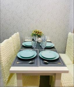 uma mesa com pratos e copos em Вип em Oral