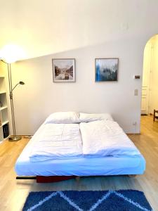 uma cama num quarto com um tapete azul em Executive Apartment 2 em Bad Gastein
