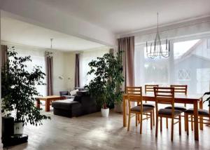 a living room with a table and chairs and a couch at ACH TO TU KARPACZ in Karpacz
