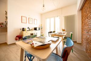 eine Küche und ein Esszimmer mit einem Tisch und Stühlen in der Unterkunft Alessia' s Home in Tirano