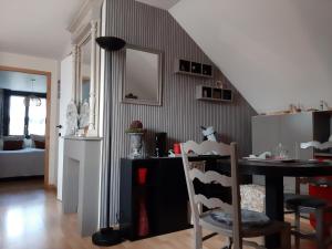 ein Wohnzimmer mit einem Tisch und einer Treppe in der Unterkunft Reve gourmand in Beauraing
