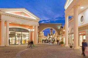 un centro comercial con gente caminando por la calle en Appartamento Magnolia, en Pomezia